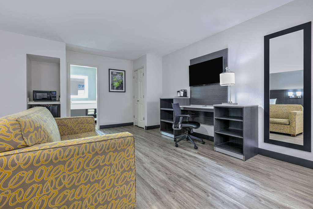 La Quinta Inn by Wyndham Dallas Uptown - photo 58
