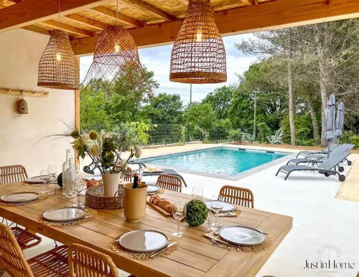Villa Tout Equipee Piscine & Pool House Clim — 4-Star Luxury Hotel in Uzes, France