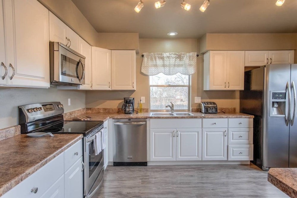 3bdrm Value and Comfortcheyenne Mountain Suburbs — 4-Star Luxury Hotel in Colorado Springs, United States