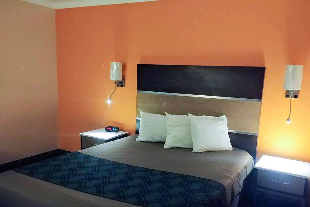 Econo Lodge Milldale Southington - photo 23