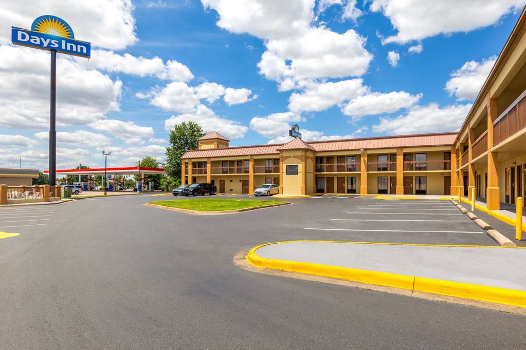 Days Inn by Wyndham Oak Grove Ft. Campbell - photo 3