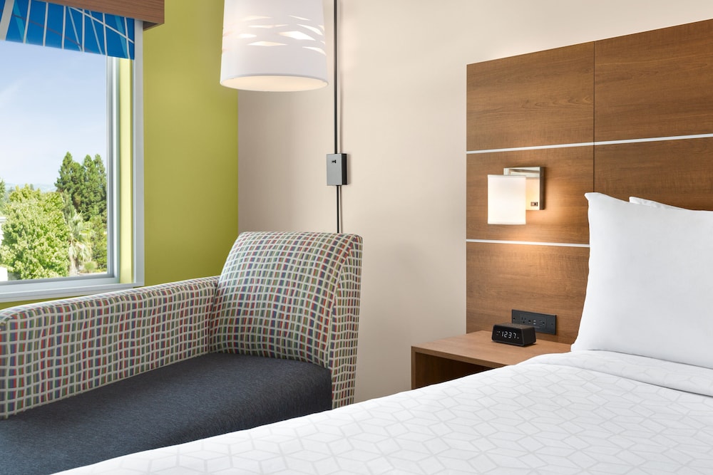 Holiday Inn Express and Suites Ukiah by IHG - photo 10