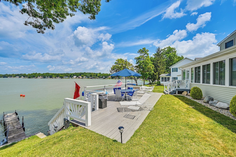 Indoor Hot Tub: Large Family Haven on Sylvan Lake in Rome, United States