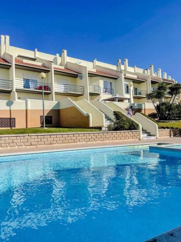 Peniche master bedroom with sea view balcony private bathroom shared kitchen swimming pool surfing resort — hotel in Atouguia Da Baleia