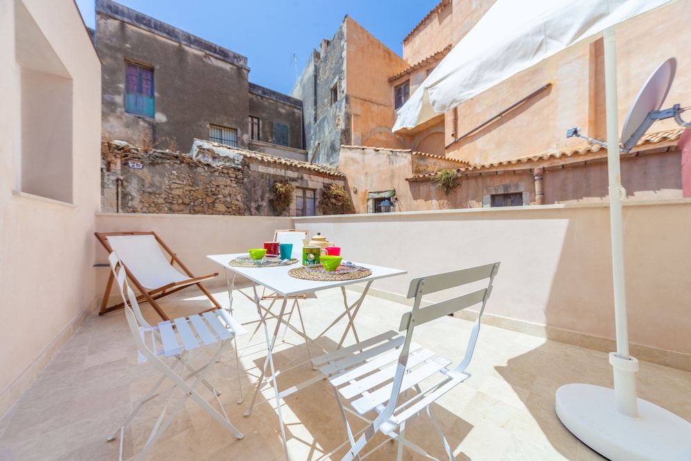 GuestHost Ortigia Colourful Apartment — 4-Star Luxury Hotel in Siracusa, Italy