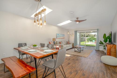 Dog Friendly Home wPrivate Fenced Yard Garage & Fire Pit STEPS to the Beach — 4-Star Luxury Hotel in New Smyrna Beach, United States