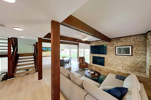 Beautiful Mid Century Modern Lakehouse in Austin, United States