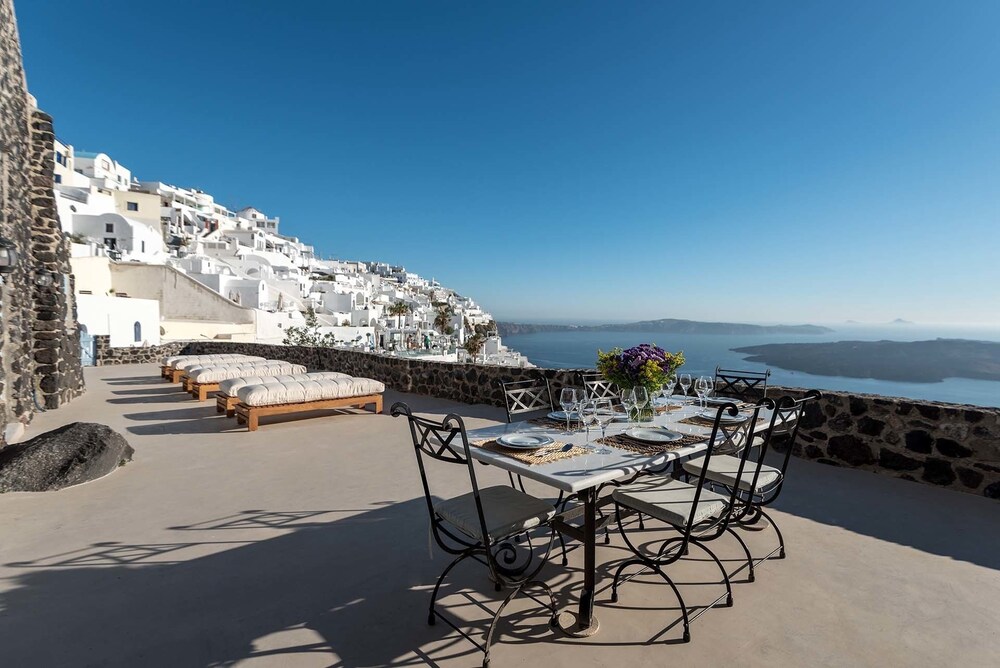 Villa Dio — 4-Star Luxury Hotel in Fira, Greece
