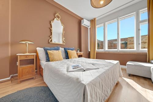 Waterfront River Side Roof Top Apartment Terrace with city view — 4-Star Luxury Hotel in Prague, Czech Republic