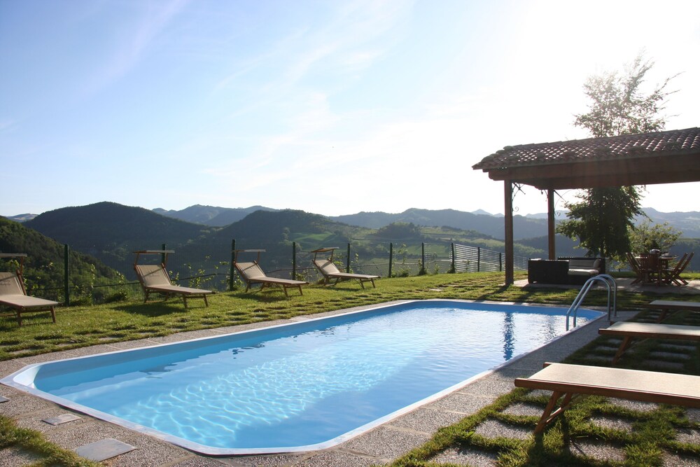 Podere Quartarola — 4-Star Luxury Hotel in Modigliana, Italy