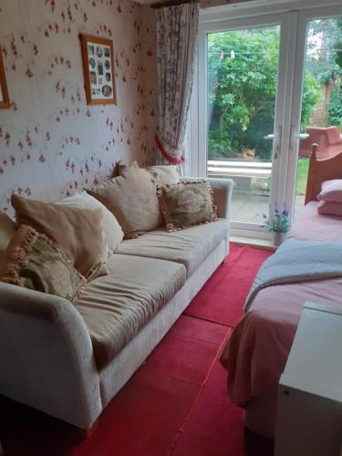 Ground floor large room 2 single beds sofa TV wifi & patio in Broadstone, United Kingdom
