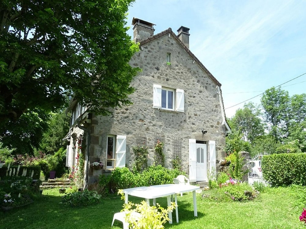 Mae Farm - carbon neutral hotel in Rouge