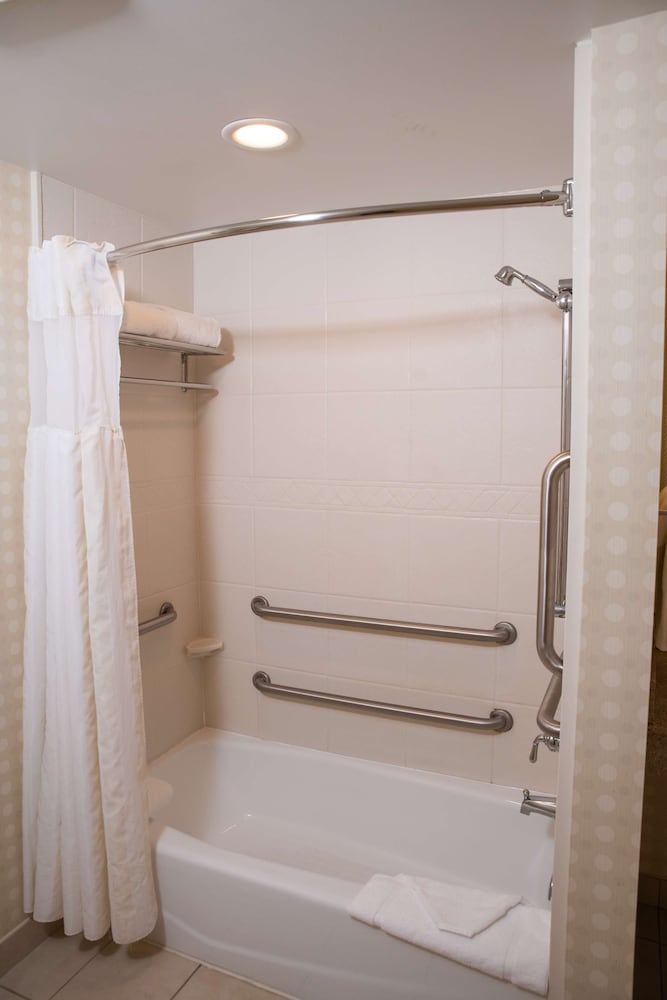 Hilton Garden Inn Erie - photo 25