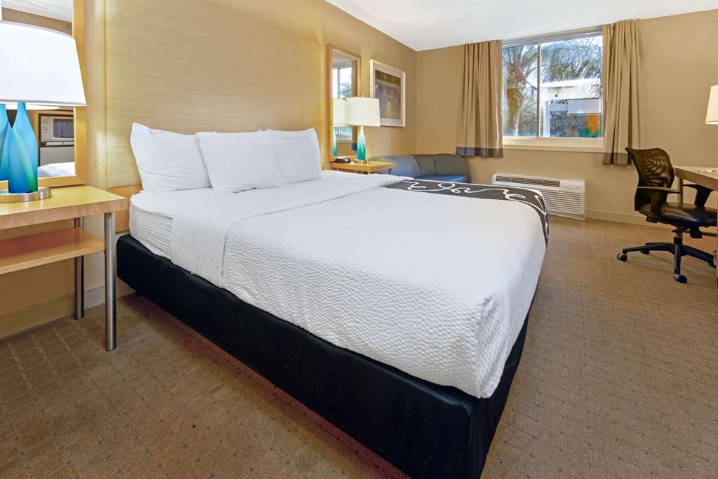 La Quinta Inn & Suites by Wyndham Coral Springs South - photo 34