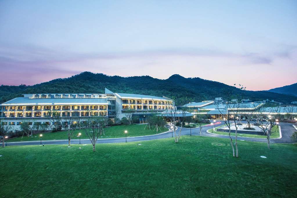 Howard Johnson by Wyndham Dongqian Lake Plaza Ningbo in Ningbo, People's Republic of China