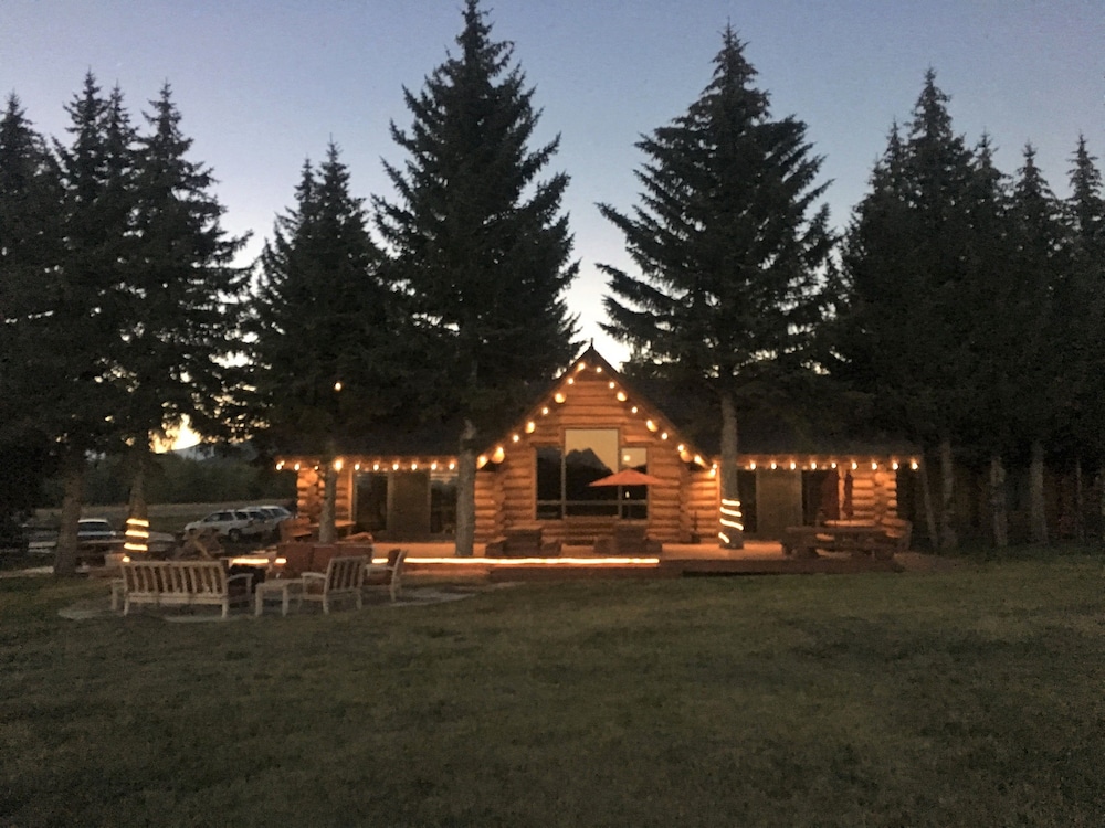Hatchet Resort - carbon neutral hotel in Moran