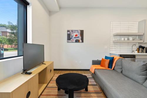 CozySuites on Mass with garage parking #1 — 4-Star Luxury Hotel in Indianapolis, United States