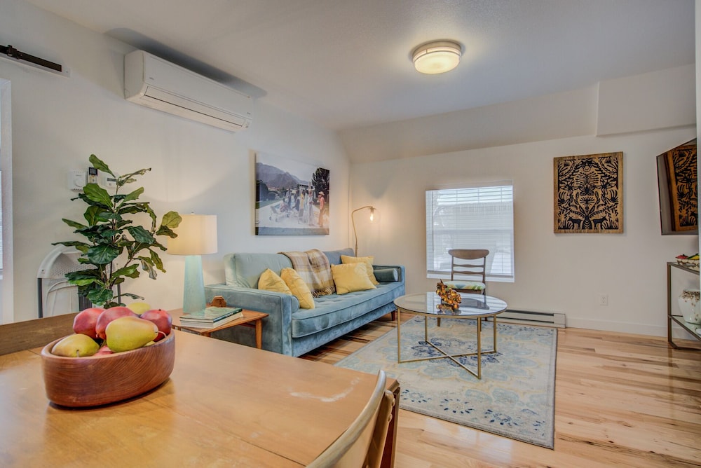 1BR Downtown Urbanitydining Drink Cafes & Escape in Colorado Springs, United States