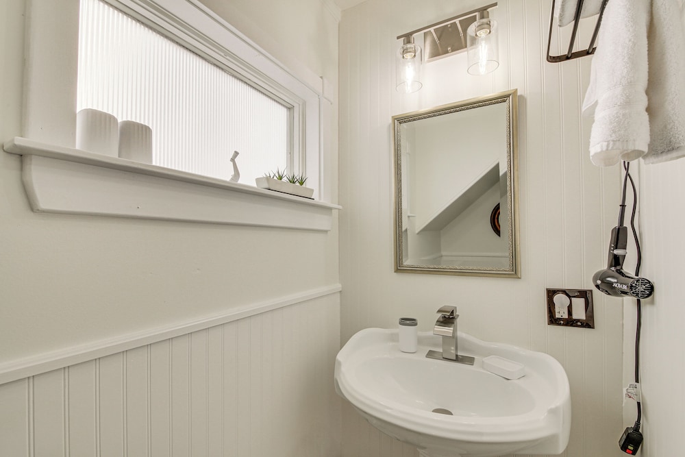 Tasteful Gardiner Triplex Near Downtown Augusta — 4-Star Luxury Hotel in Gardiner, United States