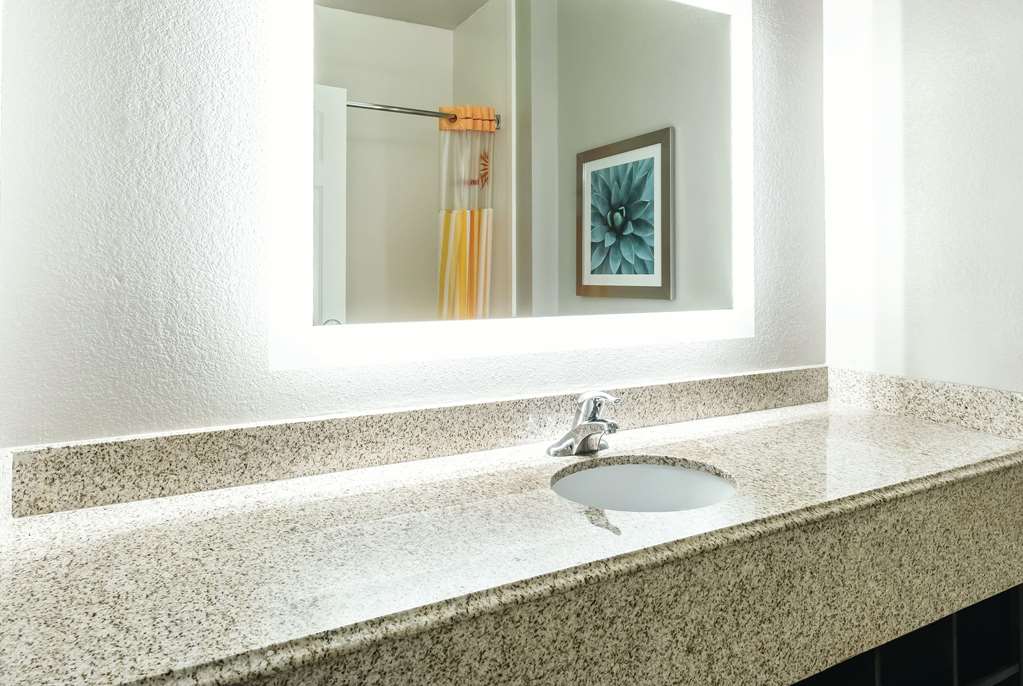La Quinta Inn & Suites by Wyndham Phoenix I 10 West - photo 23