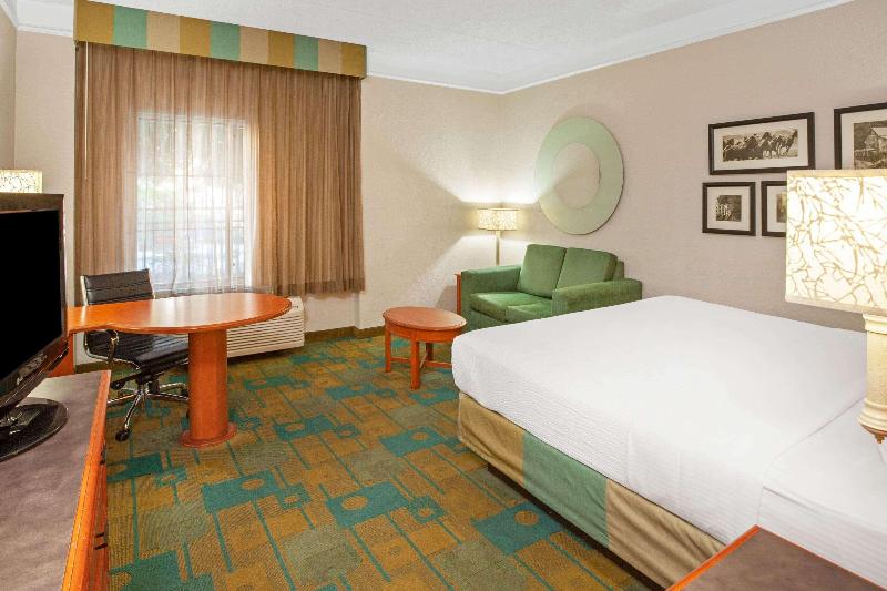 La Quinta Inn & Suites Houston Galleria Area - photo 24