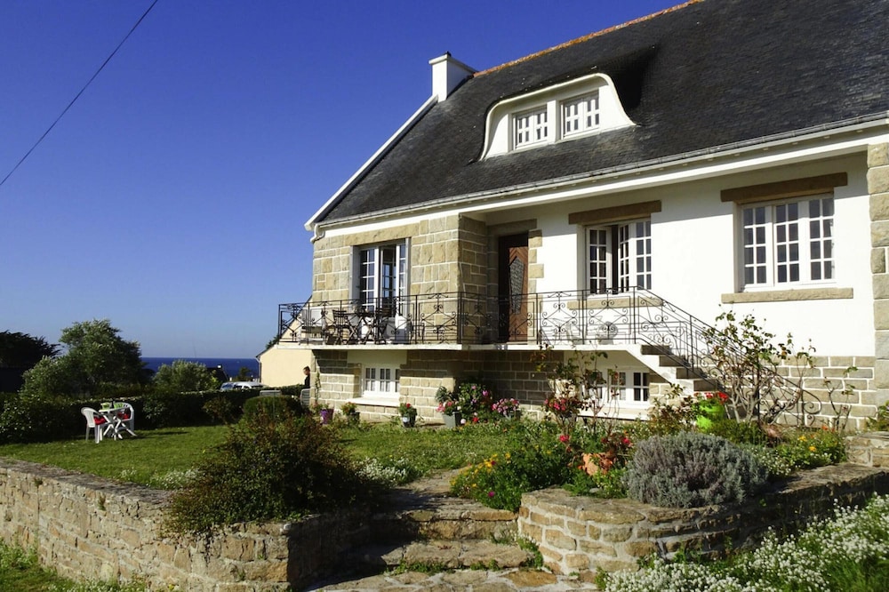 Holiday Home With sea View Plouhinec — 4-Star Luxury Hotel in Plouhinec, France