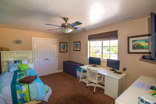 Tacit Shadow Resort Paradise Deluxe Suite Gym Coffee Bar Hot Tub Free Laundry Food Available — Parowan