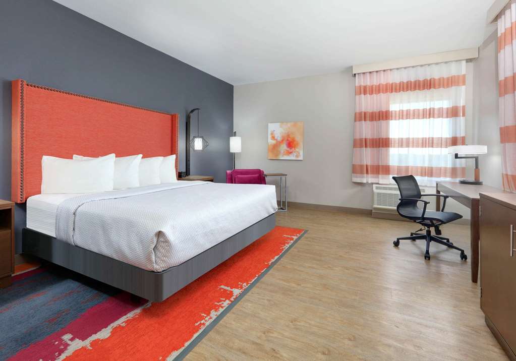 La Quinta Inn & Suites by Wyndham Lakeway - photo 21