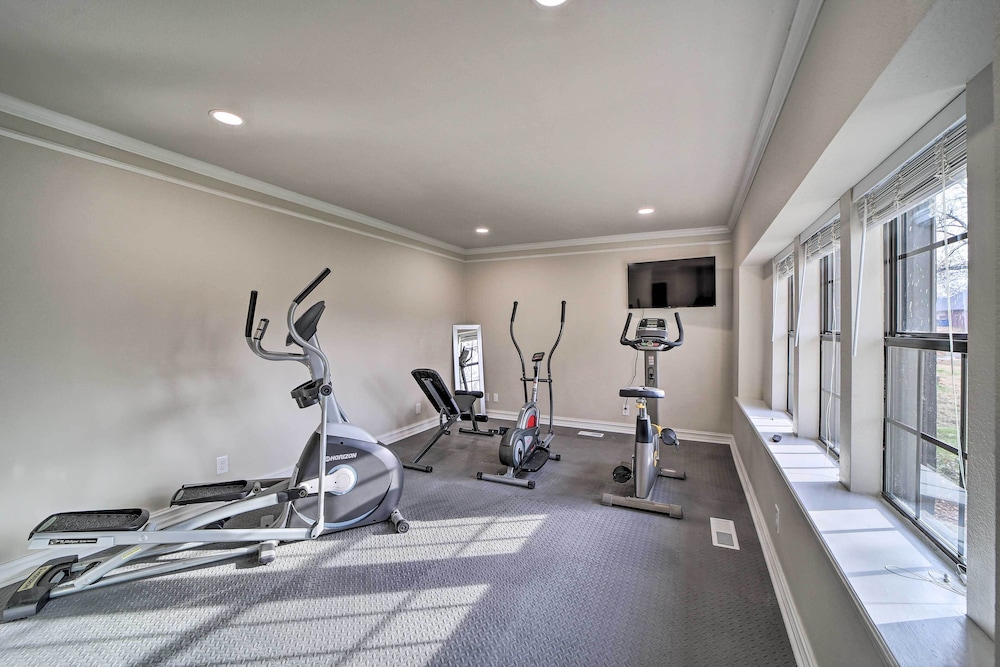 Immaculate Woodland View Retreat with Hot Tub in Tulsa, United States