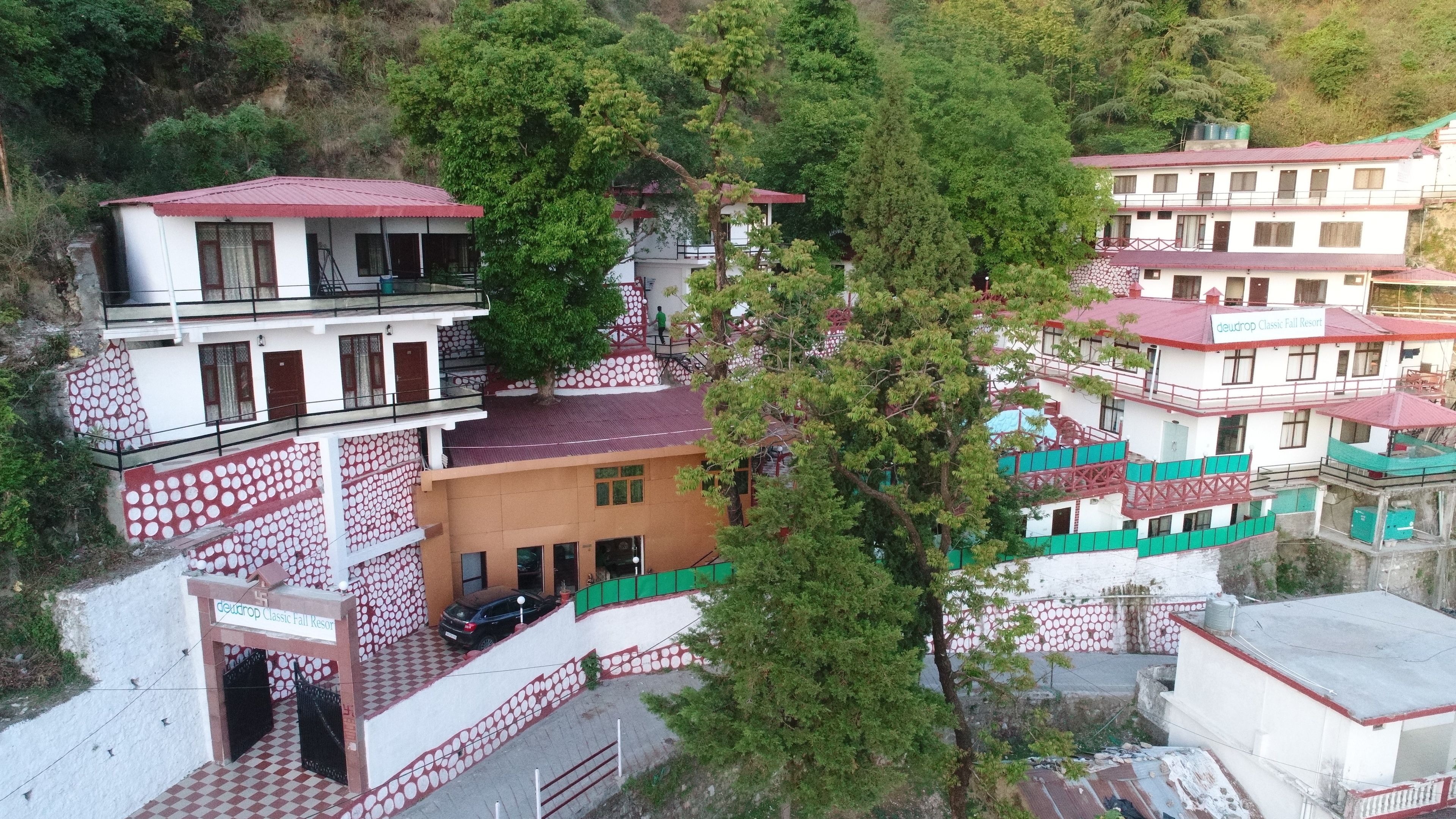 Dewdrop Classic Fall resort - last minute hotel in Mussoorie