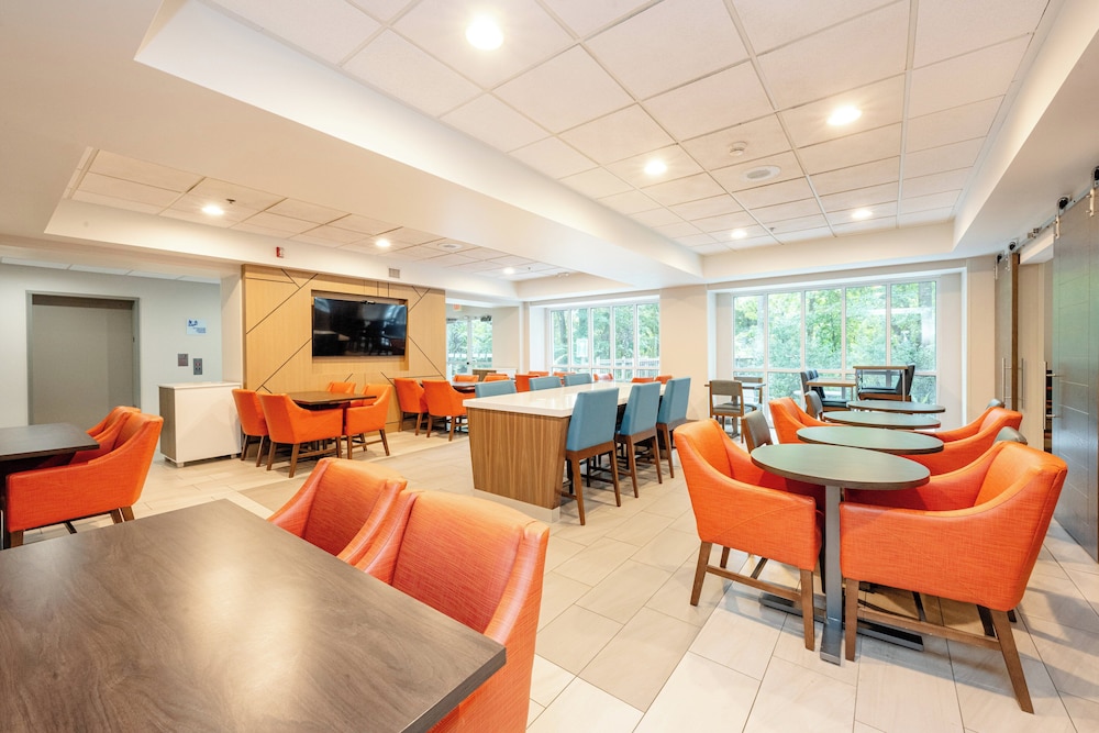 Holiday Inn Express & Suites Charleston Northwoods by IHG - photo 39