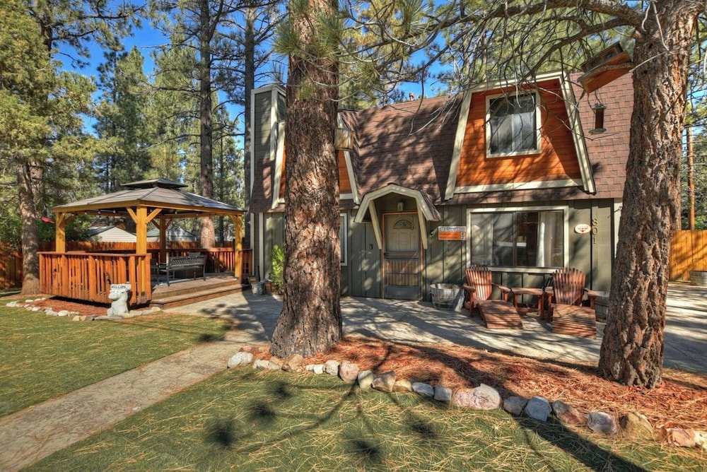 88 Acres Cottage in Big Bear w HotTub — 5-Star Luxury Hotel in Big Bear City, United States