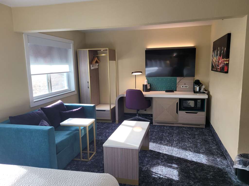 Best Western Plus Altoona Inn - photo 26