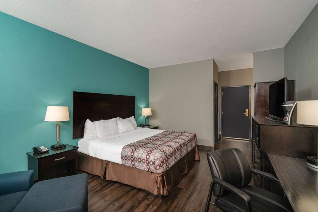 La Quinta Inn & Suites by Wyndham Knoxville East - photo 26