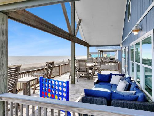Beachfront 4BR Tiki Bar Yard Games Smart TVs Pets in Wheatland, United States