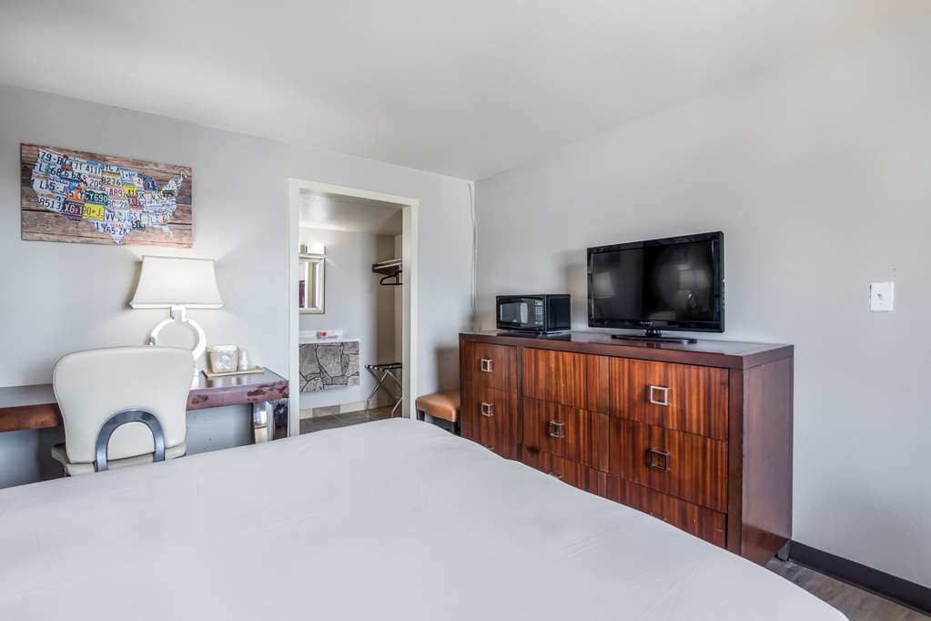 Econo Lodge Neenah - photo 19