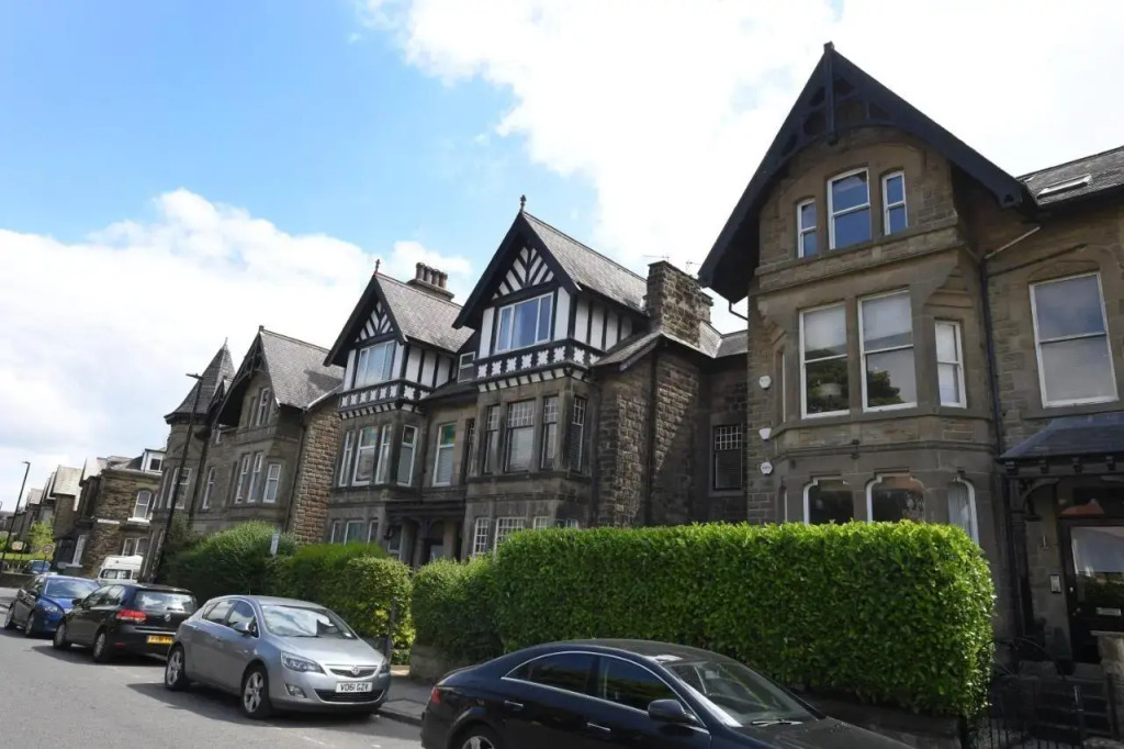 Courtyard Mews 2 large en suite bedrooms Garden Harrogate Holiday Apartments — 4-Star Luxury Hotel in Harrogate, United Kingdom