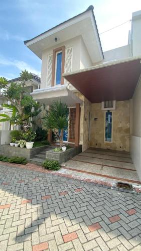 Ghani Villa — 4-Star Luxury Hotel in Malang, Indonesia