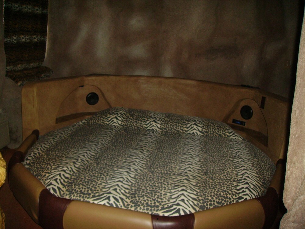 Red Carpet Inn And Fantasuite Hotel - photo 5