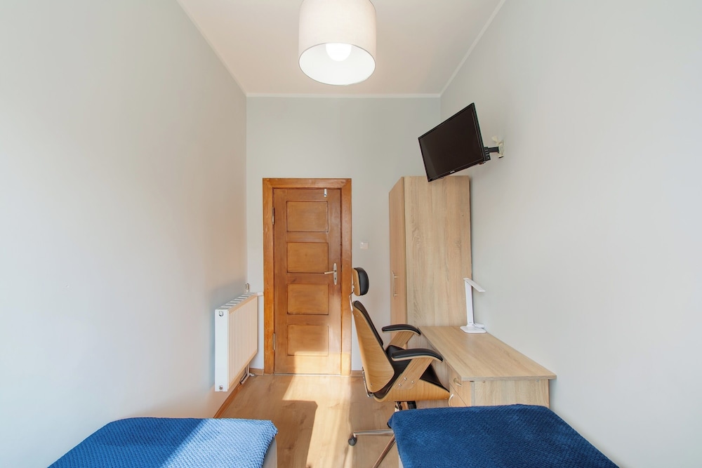 2 Bed Flat Sleeps 8 Parking Wifi — 4-Star Luxury Hotel in Szczecin, Poland