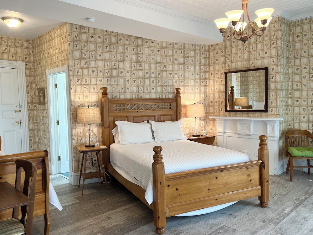 Rogues Harbor Inn - photo 19