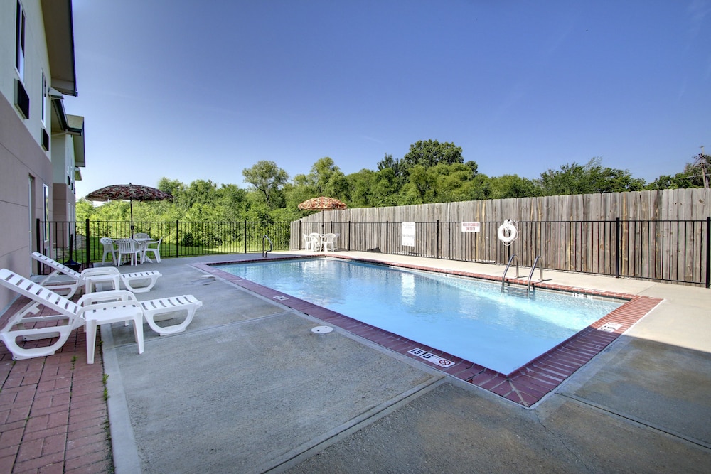 Quality Inn Junction City Near Fort Riley - photo 41