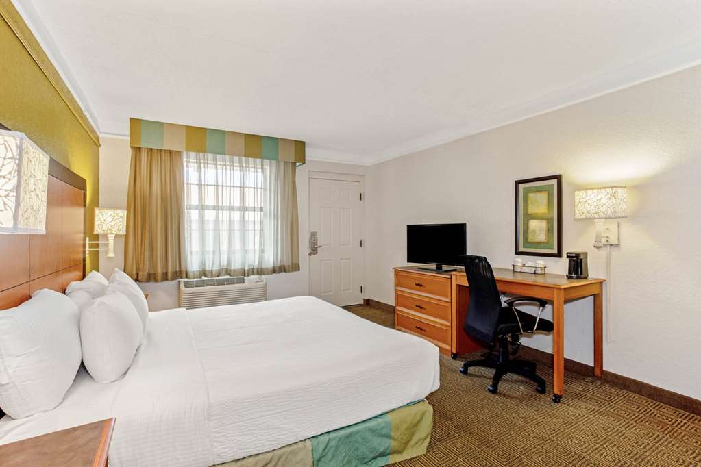 La Quinta Inn by Wyndham Orlando Airport West - photo 17