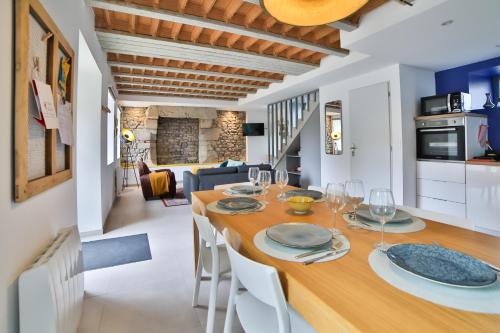 Ancienne Forge avec son jardin à 2 pas de la plage in Erdeven, France