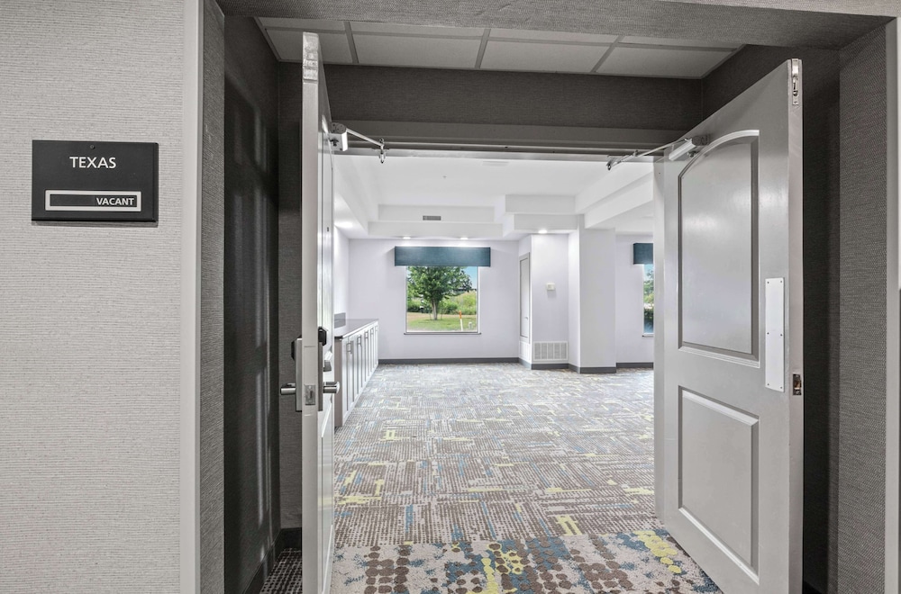 Hampton Inn & Suites Mount Pleasant - photo 32