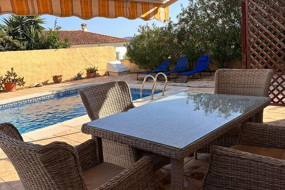 Casa Bueno Sunset Villa Sleeps 7 Pool & Aircon — 4-Star Luxury Hotel in Zurgena, Spain