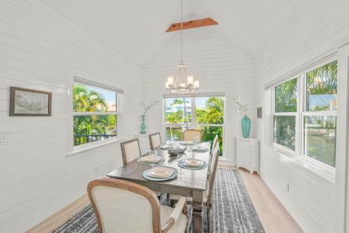 Beach and Boat House — 4-Star Luxury Hotel in Holmes Beach, United States