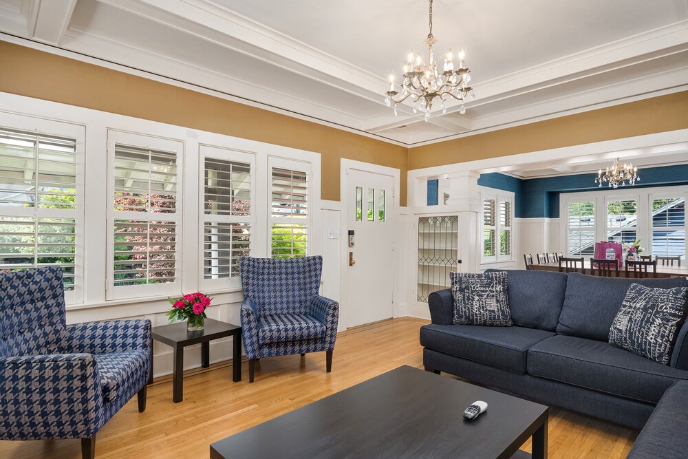 Seattle Vacation Home: Montlake 7 Bedroom — 4-Star Luxury Hotel in Seattle, United States