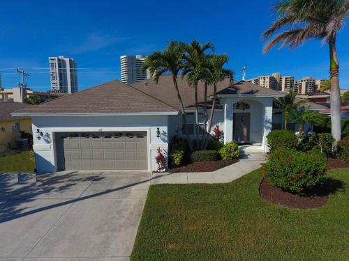 5 3 BR 3 BA Home 4 min walk to beach & JW Marriott w heated pool — 4-Star Luxury Hotel in Marco Island, United States