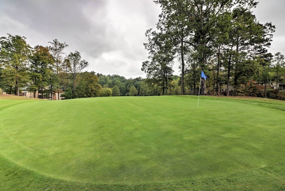 Condo on Kingwood Golf Course about 3 Mi to Main St — 4-Star Luxury Hotel in Clayton, United States